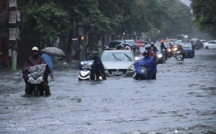 MOTI I KEQ/ Përmbytjet vrasin të paktën 3 persona në Vietnamin verior, parashikohen shira të dendur