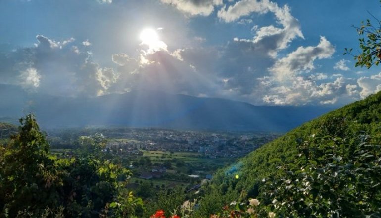PARASHIKIMI/ Pasdite pritet shtim i vranësirave, motit për sot
