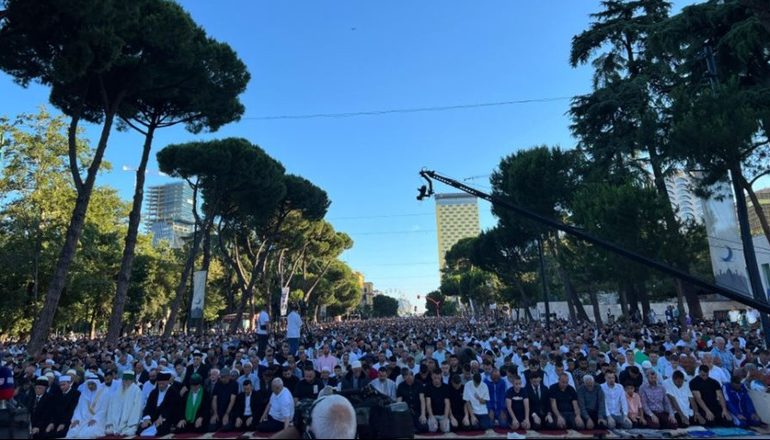 BESIMTARËT MYSLIMANË FESTOJNË KURBAN BAJRAMIN/ Mijëra vetë në falin namazin në bulevardin ‘Dëshmorët e Kombit’