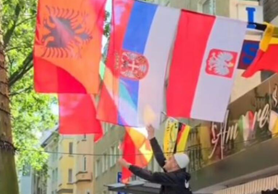 VIDEOLAJM/ Tifozi shqiptar heq flamurin serb në Dortmund, shpërthejnë mediat në Beograd: Provokim