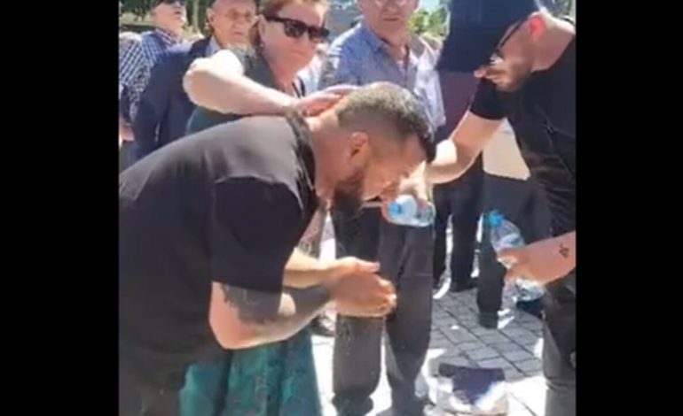 U FRESKUA ME UJË DHE U NIS ME VRULL DREJT POLICISË/ Çfarë synonte të bënte protestuesi para Kuvendit?