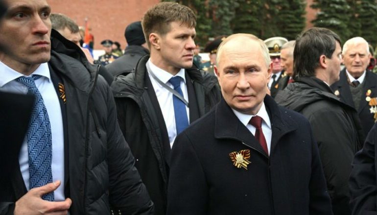 ME VESHJE ANTIPLUMB “NË SHESHIN E KUQ”/ Vladimir Putin frikësohet edhe nga rrethi i ngushtë, shton sigurinë personale