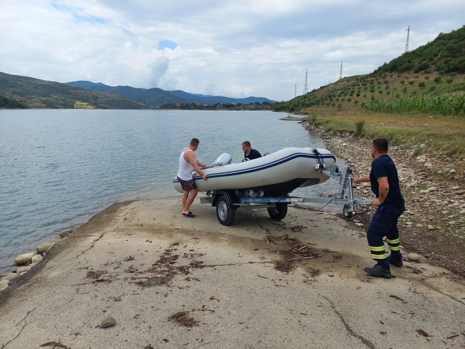 E RËNDË NË GRAMSH/ Mbytet 30-vjeçari në liqenin e Banjës, nisin kontrollet për të gjetur trupin
