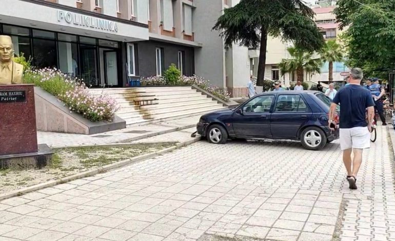 AKSIDENT NË LUSHNJE/ Mjeti përfundon në shkallët e poliklinikës