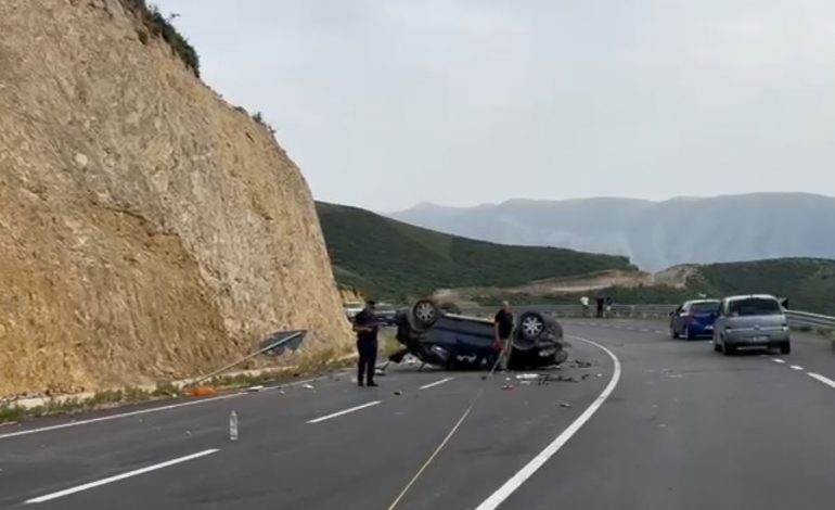 MAKINA E BËRË COPË DHE E KTHYER PËRMBYS/ PAMJET nga aksidenti tragjik në Vlorë