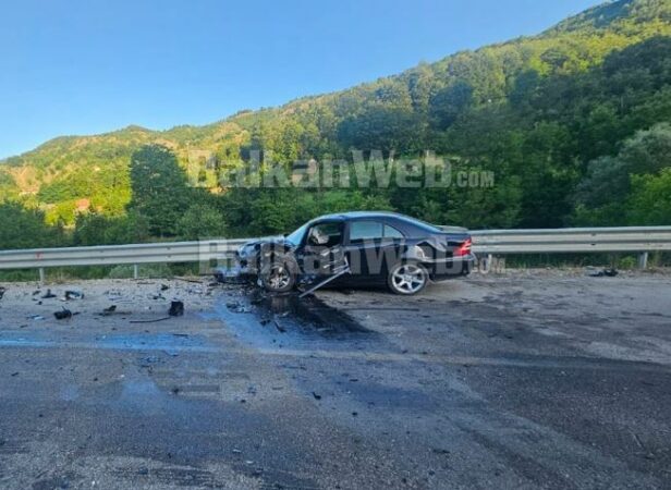 AKSIDENT I FRIKSHËM NË RRUGËN E ARBRIT/ Makinat përplasen ‘kokë më kokë’, dy të plagosur