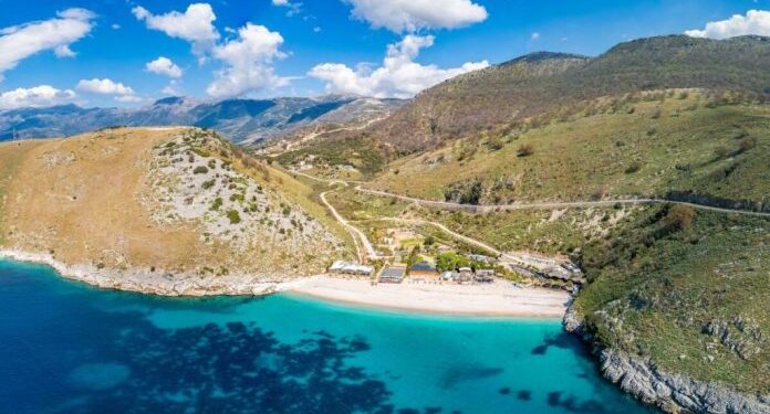 SEZONI TURISTIK/ “Daily Express”: Shqipëria, zbuloni brigjet si në parajsë të vendit ballkanik