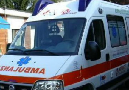 TRAGJIKE/ Makina përplas dy këmbësoret në Kamëz, ndërron jetë në spital 46-vjeçarja