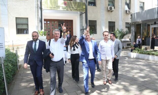 APELI I DHA VULËN BERISHËS/ Momenti i festës së deputetëve të opozitës! Dalin me dy gishta lart nga gjykata