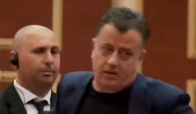 VIDEOLAJM/ Flamur Noka shtyn gardistin, i heq mikrofonin deputetit Nasip Naço