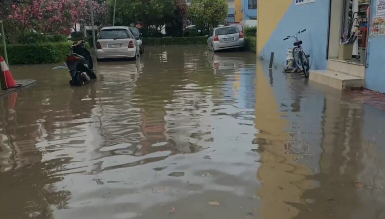 VIDEOLAJM/ Reshje të dendura shiu në Lezhë, përmbytje në disa rrugë të qytetit