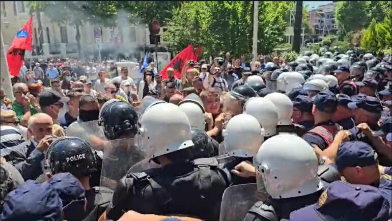 NUK NDALEN TENSIONET PARA KUVENDIT/ Protestuesit shtyjnë policinë, forcat blu përgjigjen me spraj lotsjellës