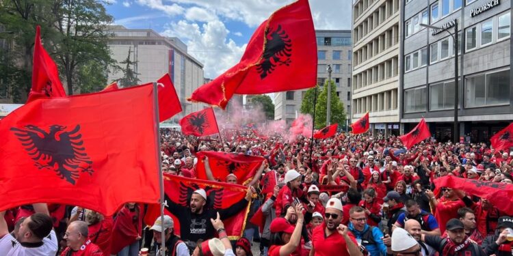 “PUSHTIMI I KUQ”/ Mediat në Itali i bëjnë jehonë spektaklit të tifozëve “Kuq e Zi” në Dortmund