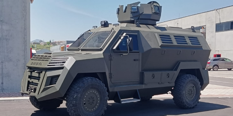RAMA PREZANTON SHOTËN/ Automjetin e parë ushtarak të blinduar “Made in Albania”