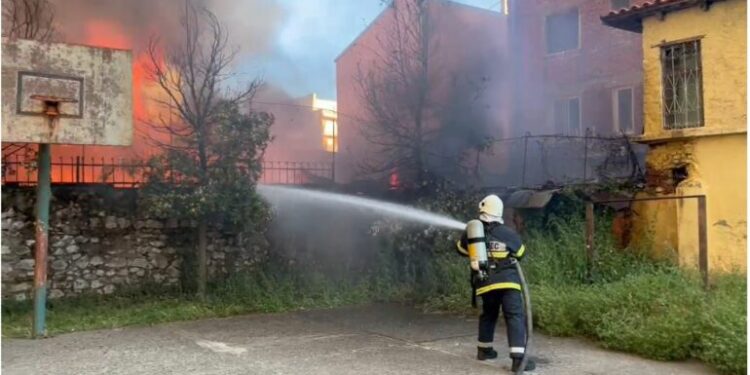 DETAJET E PARA/ Zjarr i përmasave të mëdha pranë tregut në Shkodër, rrezikohen banesat