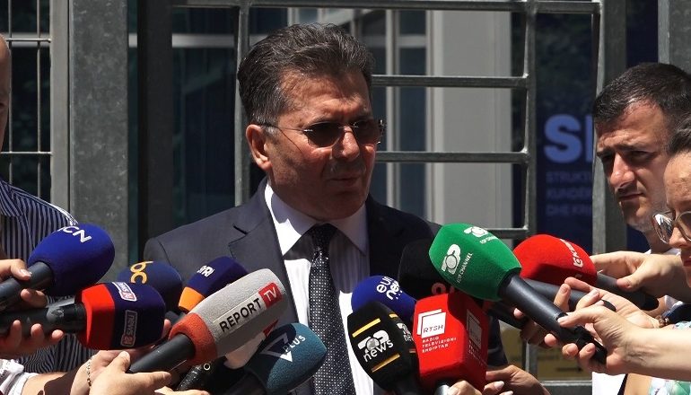 SHTYHET GJYQI PËR “GËRDECIN”/ Debate në sallë, gjyqtarja Gjoka nxjerr jashtë avokatin e Mediut