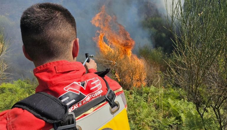 SITUATA E ZJARREVE NË VEND/ Ministria e Mbrojtjes: 3 vatra aktive në Delvinë, Gjirokastër dhe në Liqenet e Lurës