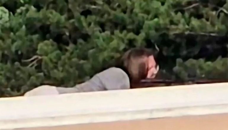 “DIKUSH ËSHTË MBI ÇATI”/ Të gjithë e pikasën autorin që zvarritej pak para se të qëllonte ndaj Trump