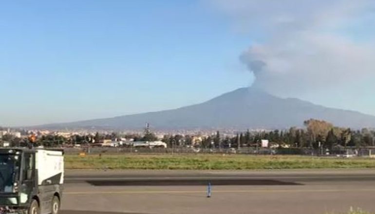 SHPËRTHEN VULLKANI NË MALIN ETNA/ Pezullohen fluturimet nga aeroporti i Catanias