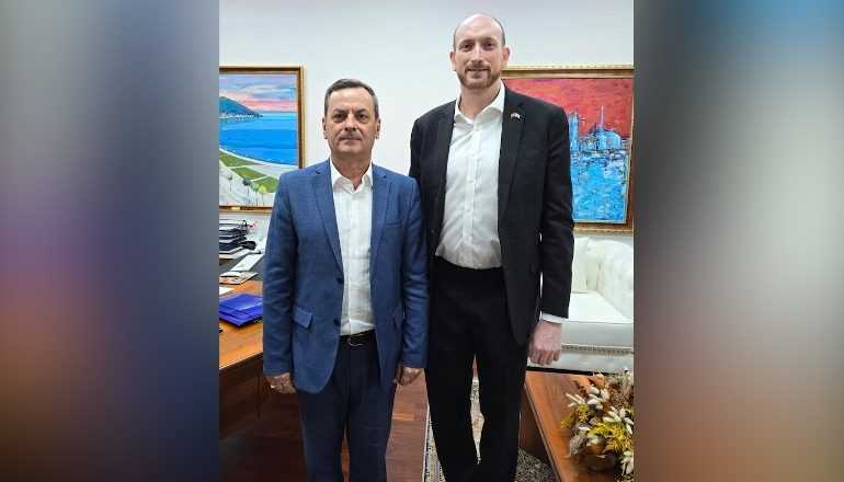 TAKIMI I FUNDIT ZYRTRA PËRPARA LARGIMIT/ Ambasadori britanik King Smith vizitë në zyrën e kreut të Gjykatës së Lartë, Sokol Sadushi