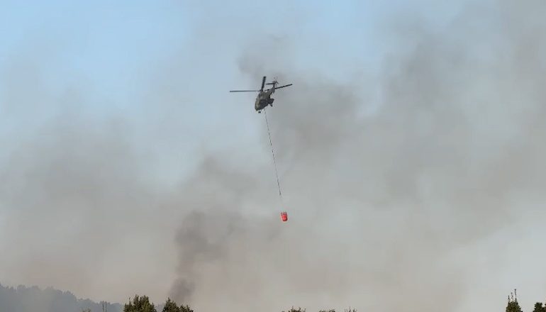 ZJARRI NË MALIN E SHËNGJINIT/ Nis nderhyrja nga ajri! Flakët i afrohen zonës së ‘Ranës së Hedhur’