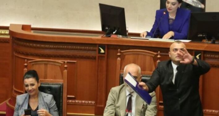 NGA HEDHJA E SHISHEVE DREJT RAMËS, TEK KËMBËT E PALOKËS MBI…/ Çfarë nuk u pa gjatë seancës së sotme në Kuvend