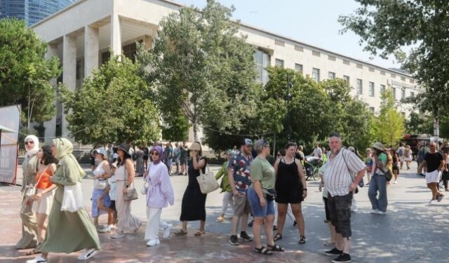 TEMPERATURAT E LARTA/ Veliaj apel qytetarëve: Shmangni lëvizjet gjatë orëve të pikut!