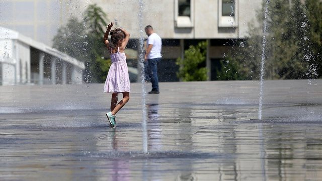 SI TË MBROHEMI NGA TEMPERATURAT E LARTA/ Këshillat e mjekëve: Shmangni kafeinën dhe…