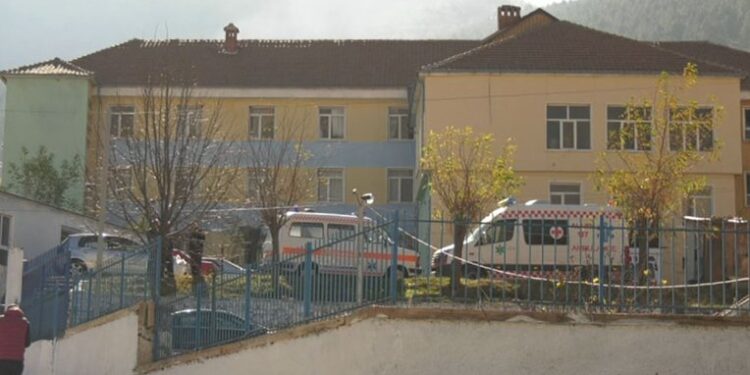 U PARAQITËN NË SPITAL ME TË VJELLA/ Shkon në 56 numri i personave të helmuar në Bulqizë