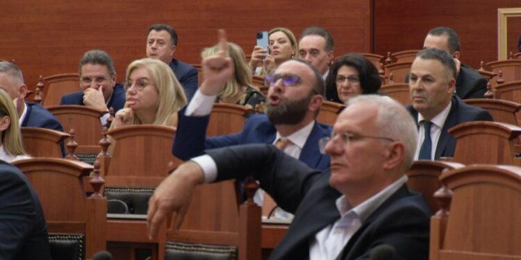 KUVEND/ Bardhi-Nikollës: KLSH duhet të raportojë nesër në Kuvend. Shalsi: Të paaftë…