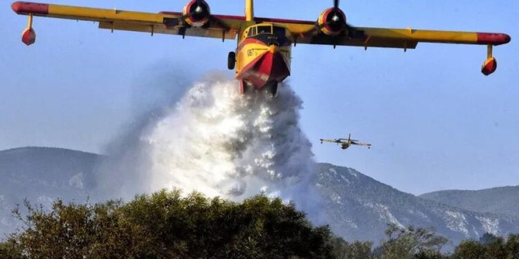 SITUATA E RËNDUAR/ Nisen nga Greqia dy avionë për shuarjen e zjarreve në Finiq e Dropull! Ndihmë dhe nga Italia e Kroacia