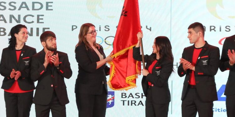 “PARIS 2024″/ Manastirliu i dorëzon flamurin Ekipit Olimpik Shqiptar