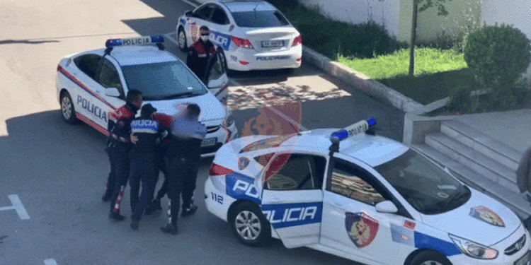 NGJARJE E RËNDË NË TROPOJË/ 40-vjeçari plagosi 3 persona me thikë, njëri humbi jetën, policia arrestohen 5 persona