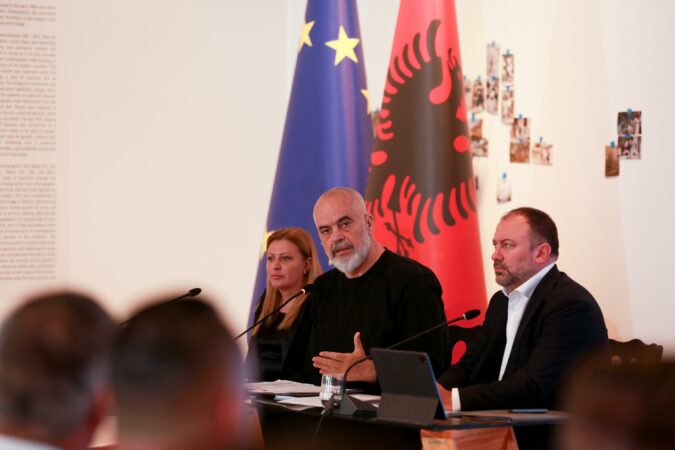 “STRATEGJI VETËVRASËSE”/ Rama flet për rritjen e çmimeve në jug, mesazhi për pronarët vlonjatë: Do bini në…