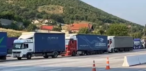RADHË KIKOMETRIKE NË DOGANË/ Kamionët nga Shqipëria e kanë të vështirë të hyjnë në Kosovë