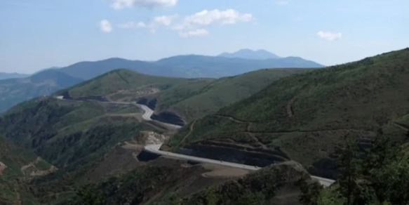TRAGJIKE/ Po drejtonte trajlerin e ngarkuar me krom, humb jetën 37-vjeçari në Kalimash