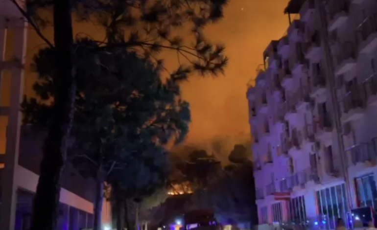 PAMJET E FRIKSHME/ Përkeqësohet situata në Shëngjin, Zjarri “rrethon” bizneset dhe banesat
