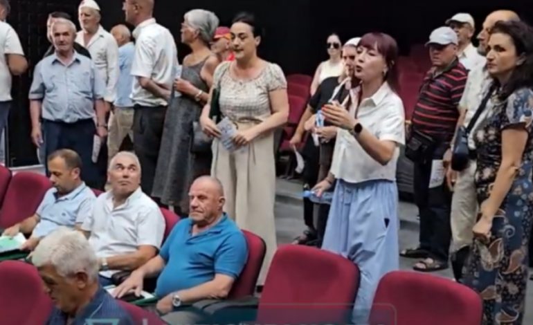RRITJA E ÇMIMIT TË UJIT NË ELBASAN/ Sherr në Këshillin Bashkiak, goditet këshilltari socialist