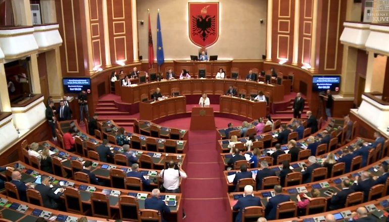 SKANDALI I “ONKOLOGJIKUT”/ Ministrja Koçiu interpelancë në Kuvend