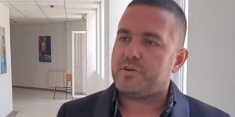 EMRI DHE FOTO/ Drejtori i shkollës artistike në Durrës shpallet në kërkim për drogë, iu gjet edhe pistoletë në banesë