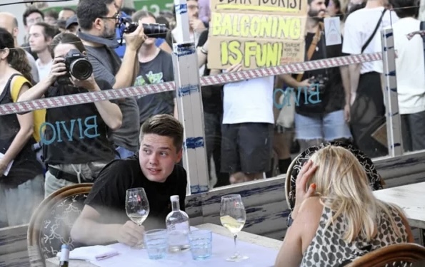“SHKONI NË SHTËPITË TUAJA”/ Turistët s’i duan në Barcelonë! Banorët i sulmojnë me pistoleta uji