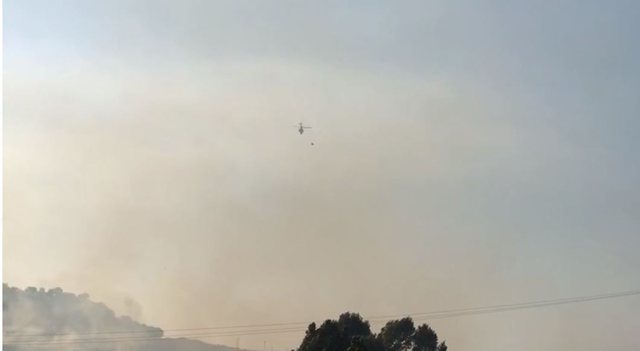 VATRA E ZJARRIT NË DROPULL/ Pas ndërhyrjes nga ajri me helikopter, shuhen flakët