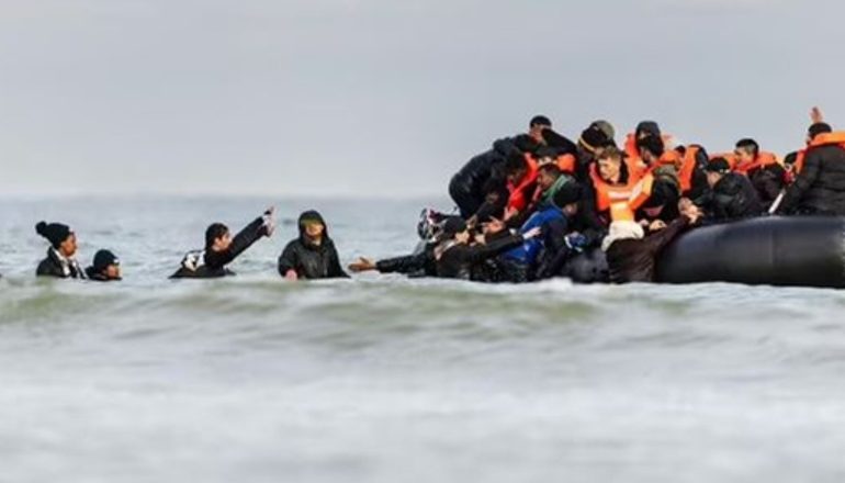 TRAGJEDI NË KANALIN E LA MANSHIT/ Përmbyset gomonia me emigrantë! 4 persona humbin jetën