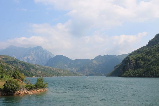 NDËRRON JETË TURISTJA 39-VJEÇARE/ Pësoi arrest kardiak sapo u fut në liqen