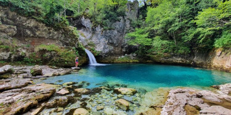 TURISTËT TË MAHNITUR NGA THETHI/ Shijojnë ditët e nxehta në freskinë e Alpeve