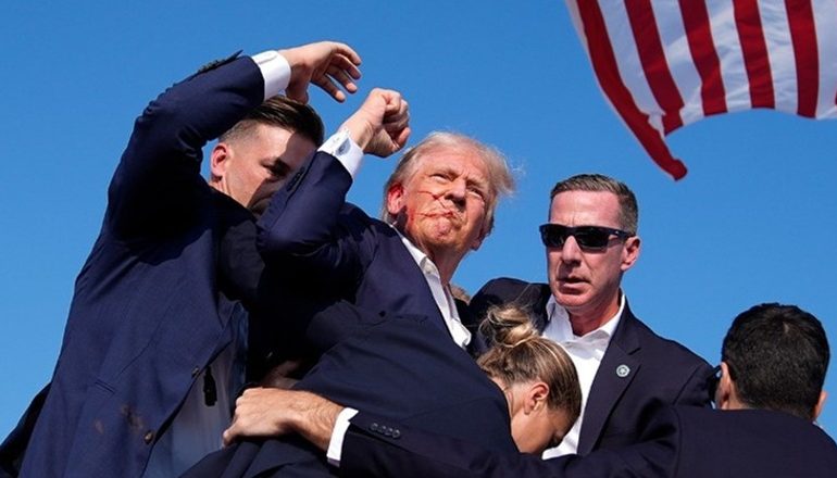 ATENTAT ME ARMË NDAJ DONALD TRUMP/ Plagoset në njërin vesh gjatë mitingut! Vritet atentatori