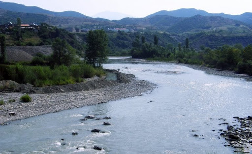 TRAGJIKE NË VAUN E DEJËS/ Mbytet 13-vjeçari teksa lahej në lumin Drin