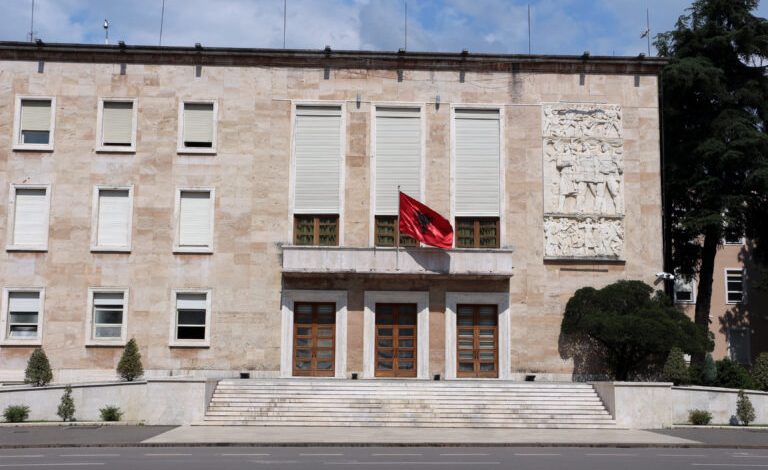 NDRYSHON ORARI I PUNËS PËR ADMINISTRATËN PUBLIKE? Qeveria bën NJOFTIMIN e rëndësishëm