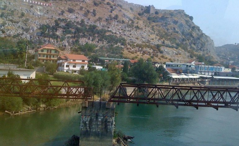 TENTOI TË HIDHEJ NË LUMIN BUNA ME 4 FËMIJËT/ DETAJE TË REJA: 27-vjeçarja prej kohësh…