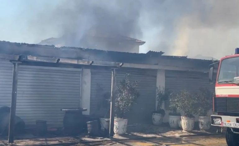 DETAJET E PARA/ Përfshihen nga flakët disa dyqane në Vlorë, ndërhyjnë zjarrfikësit! Dyshohet se…